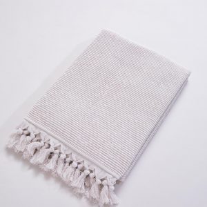 Светло серое полотенце